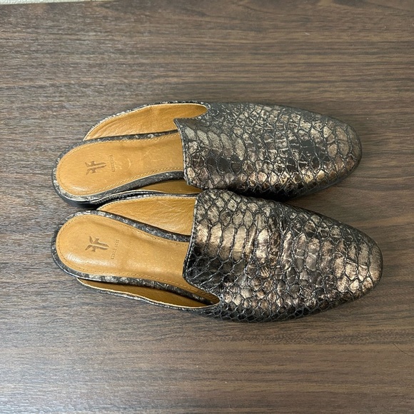 Frye Terri Metallic Embossed Mule in Pewter, size 6. - Picture 4 of 8